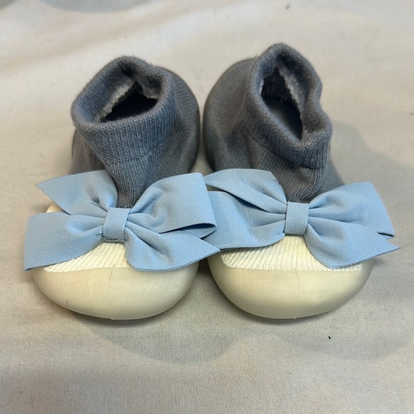 NWOT Gray and Blue soft soles shoes with Decorative Bows - Picture 1 of 4